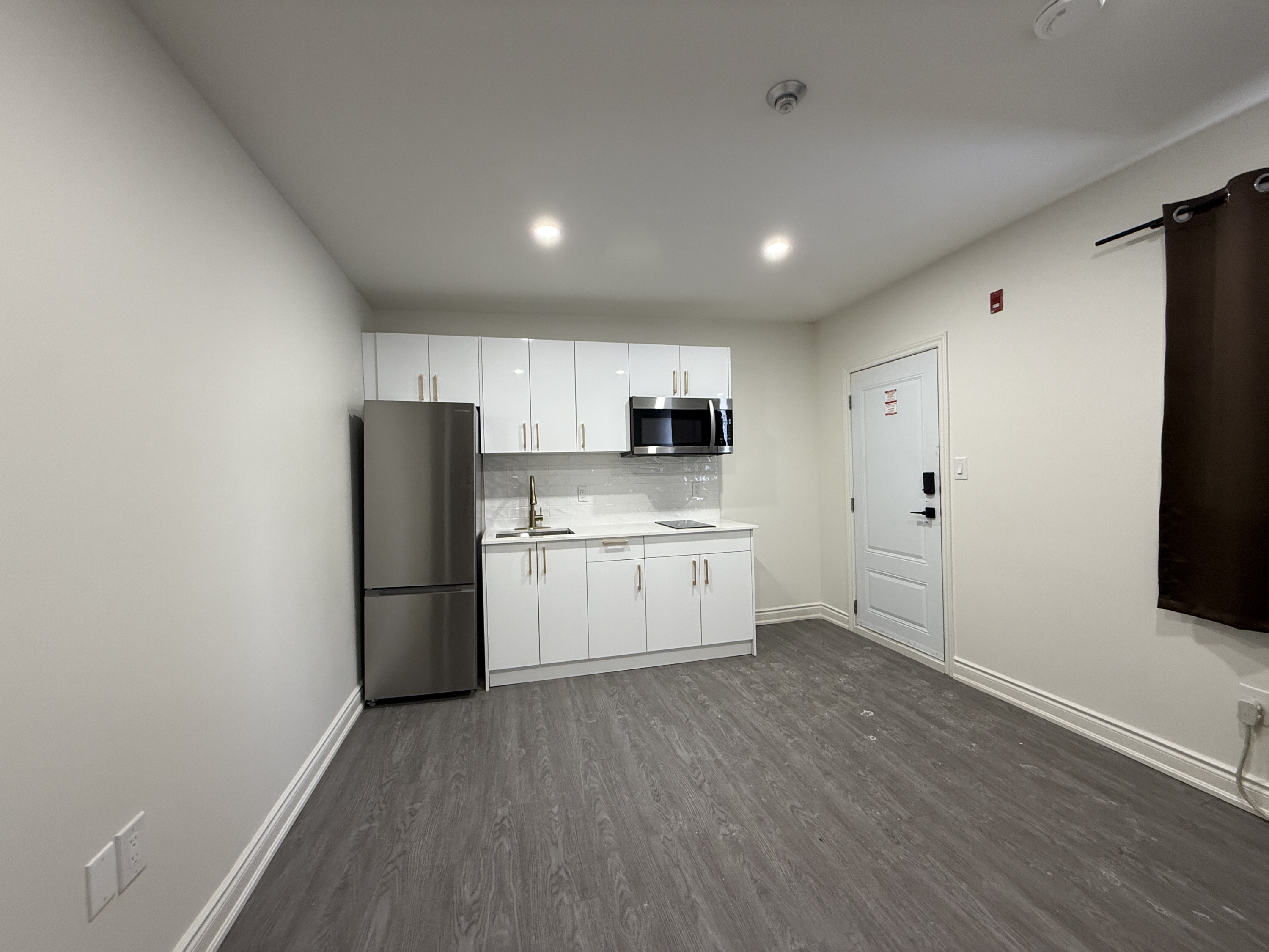 7800 Lundy's Lane - 101